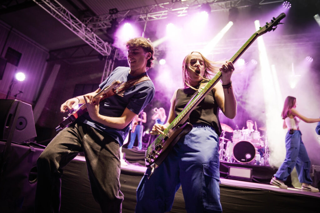 Guitarra i baix de Comandants de Tros en directe