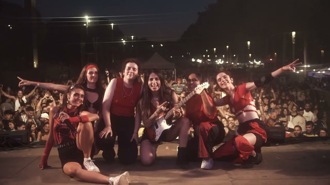 Les sis músiques de les Reines del Mambo a l'escenari amb el públic darrere
